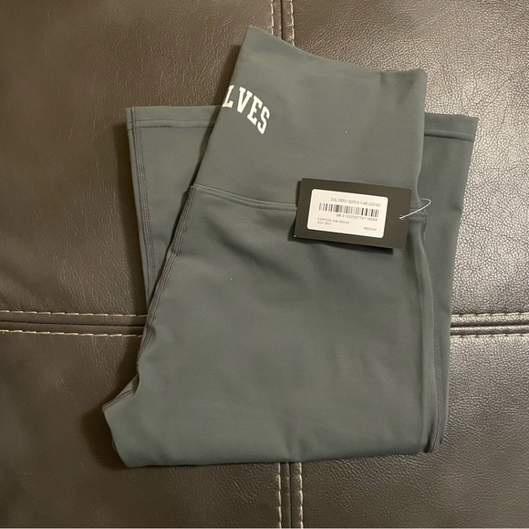 DUAL GEORGIA" ENERGY FLARE
LEGGINGS IN WOLF GRAY - Picture 11 of 12